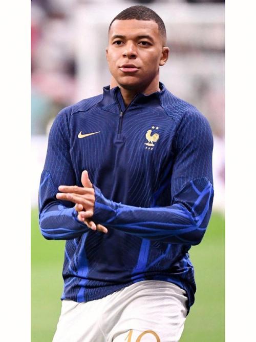 里夫斯：詹姆斯是历史级别的传球手，总在用最正确的方式打球