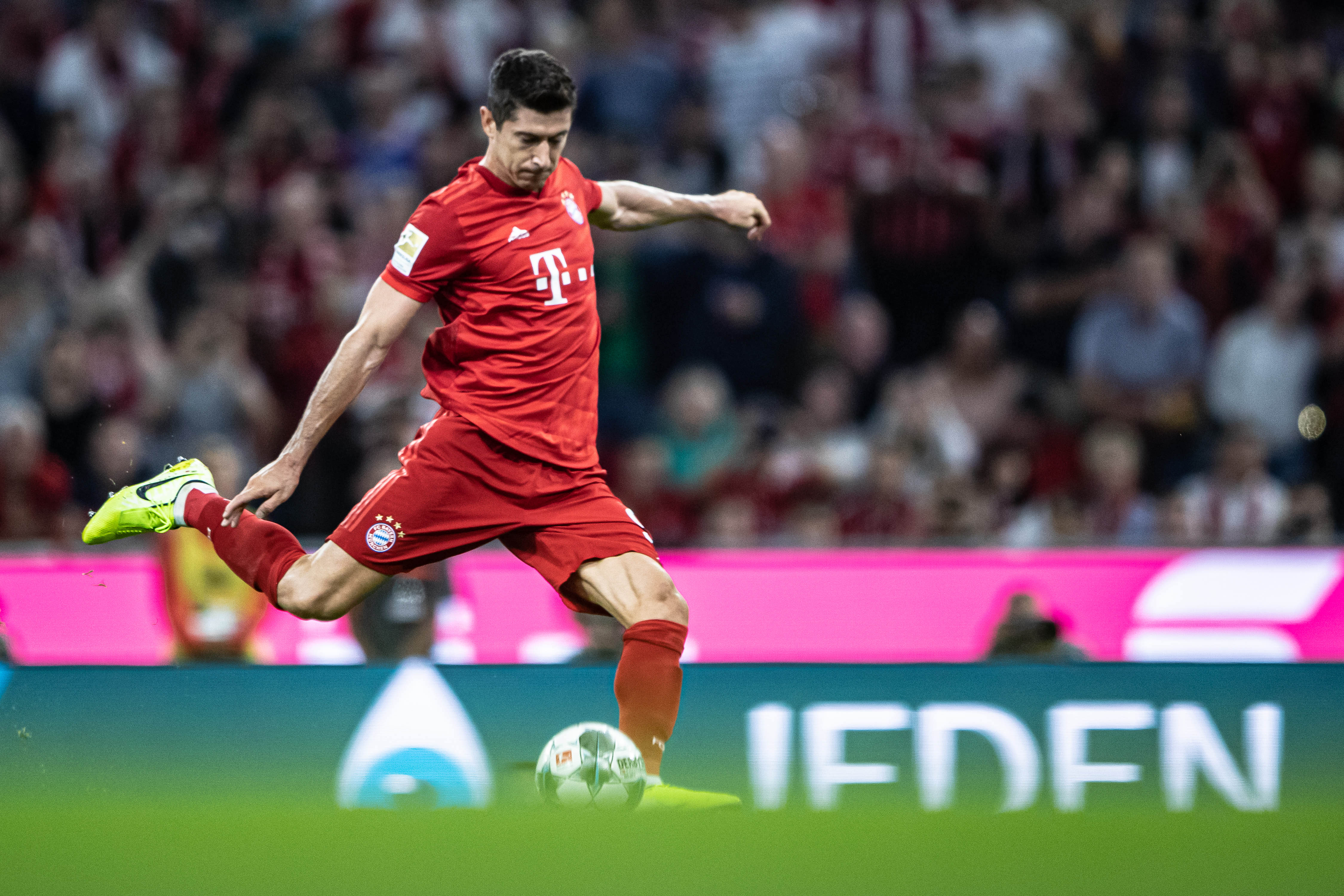 剑南春丨拜仁客场5-0大胜斯图加特，凯恩替补戴帽，莱默尔建功