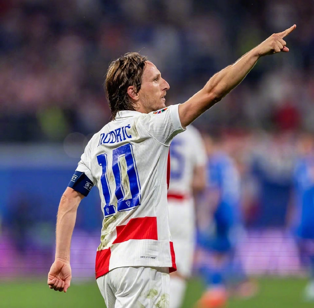 英媒：拜仁有意在一月永久签下梅努，已和他的经纪人直接会谈