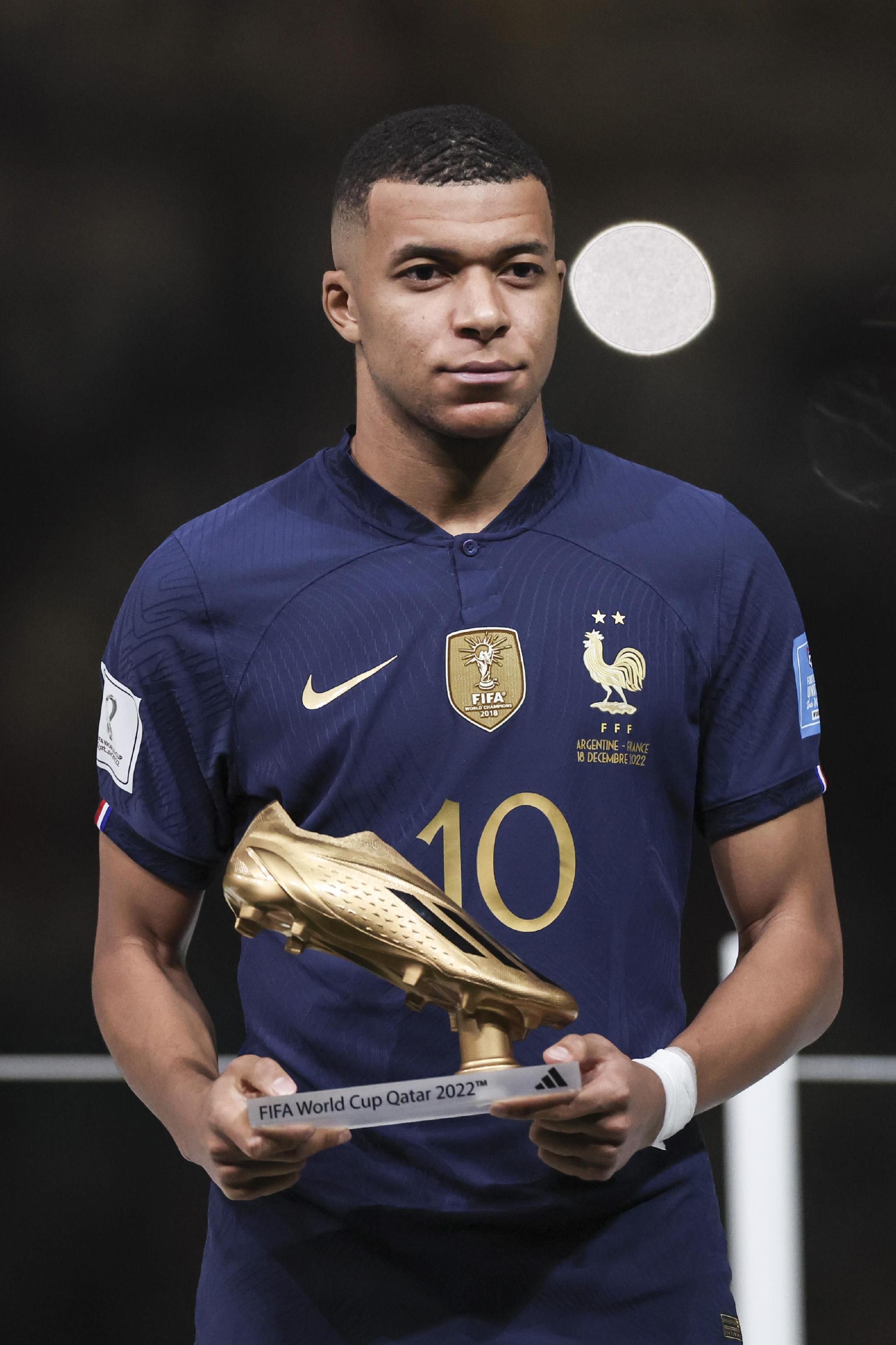 亚泰为客场全勤球迷颁发纪念证书，谭龙、徐浩峰等人参与颁奖