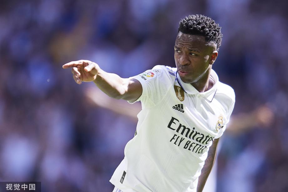 C罗中场休息时对裁判表达不满，讽刺道：你吹得太好了