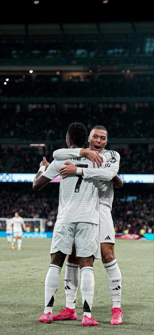 鲁尼：和特朗普打高尔夫时周围全是狙击手，还有防核逃生装置