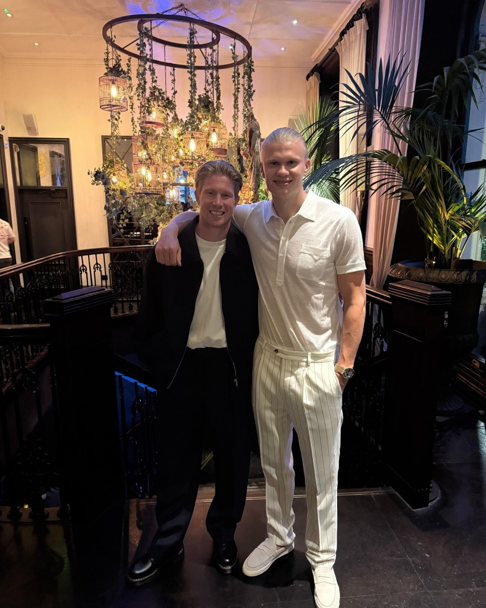 港队主场战新加坡，新加坡球员伤退时担架工作人员忍不住庆祝